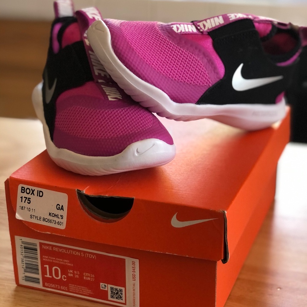 Girls size 11 Nike Sneakers new never been worn